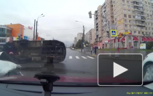 Появилось видео момента аварии на Индустриальном, где легковушка опрокинула "Газель"