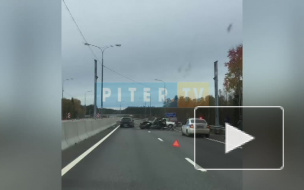Видео: В аварии на Приозерском шоссе смяло иномарку 