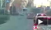 Видео из Новосибирска: Длинномер уронил бетонные плиты на автобус 