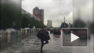 На севере Петербурга машины "плывут" по улицам