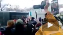 Полиция Петербурга жестко разогнала акцию феминисток на Невском