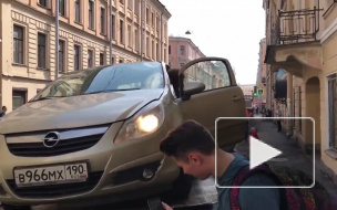 Видео: в Фонарном переулке машину эвакуировали вместе с водителем