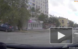Чудесное везение: Машина уехала за секунду до падения дерева в Волгограде