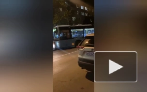 Автобус протаранил 2 припаркованных авто в Выборгском районе Петербурга