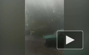 Появилось видео, как на улице Зайцева прорвало трубу и окатило машины мощной струей воды