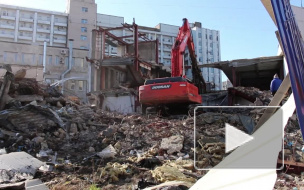 Около станции метро "Приморская" сносят трехэтажный торговый комплекс
