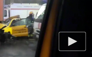 Ужасающее видео из Москвы: фура раздавила легковушку