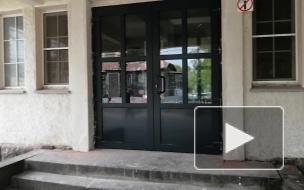 На железнодорожной станции «Удельная» заменили дореволюционные двери на пластиковые