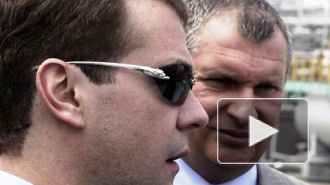 Медведев щегольнул женскими очками от Картье за 28 тыс.