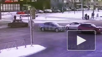 Видео: на перекрестке Богатырского проспекта и Яхтенной улицы столкнулись два авто 