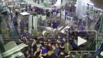 Полиция проверяет видео массовой драки на заводе в Бужаниново