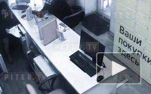 Мужчина забрал деньги из микрофинансовой организации в Приморском районе со словами: "Не нервничай"