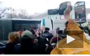 Полиция Петербурга жестко разогнала акцию феминисток на Невском