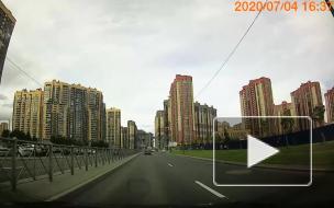 В Петербурге мотоциклист разбил нос и зеркало водителю желтого фургона