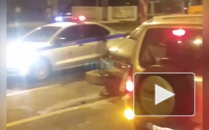 Видео: на Ветеранов автомобиль сбил дорожный знак из-за аварии