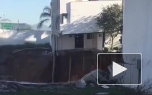 Появилось видео, как обрушились жилые дома под землю в Мексике
