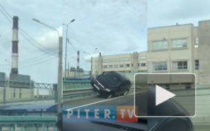 Видео: на Шафировском проспекте на встречке бросили легковшку