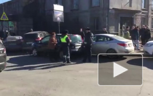 Две автоледи устроили массовую аварию на перекрестке Лиговского и Московского