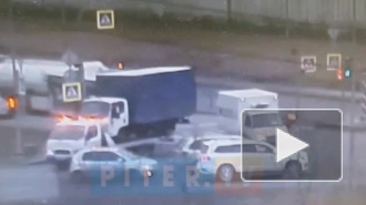 На Софийской улице водитель "Газели" врезался в фургон, который перевозил эвакуатор