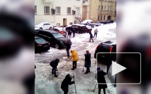 "Коммунальные службы не справляются". Петербуржцы с утра вышли чистить дороги