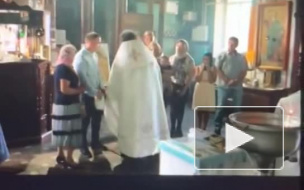 Гатчинского священника наказали после инцидента с крещением ребенка