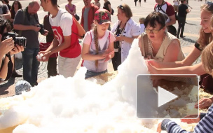  На Дворцовой площади в Петербурге выпал снег, ребята играли в снежки