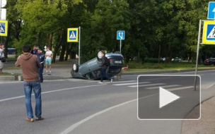 Иномарка "припарковалась" на крыше на пешеходном переходе Крестовского острова