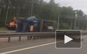 Появилось видео перевернувшегося на Мурманском шоссе КАМАЗ