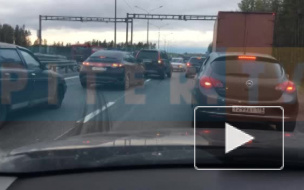 Видео: на Новоприозёрском шоссе перевернулся грузовик, образовалась большая пробка
