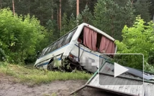 В Бийске автобус сбил двух человек на остановке