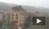 Жители Сахалина сняли на видео, как шторм сносит крышу многоэтажки