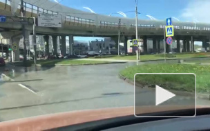 Видео: перекресток Савушкина и Планерной залило мутной водой