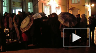 Люди меняют фамилии на номера. В очередях в ГБР Невского района стоят неделями