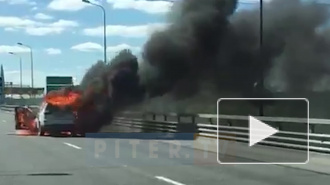 Видео: на ЗСД у Горского шоссе полыхает легковой автомобиль