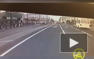 Появилось видео аварии на Сенной, где автобус столкнулся с "Тойотой" 