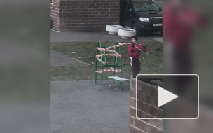 Жительница Петербурга размотала сигнальные ленты на спортплощадке