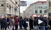 Люди стоят в очереди у Дома союзов, в котором пройдет церемония прощания с Жириновским