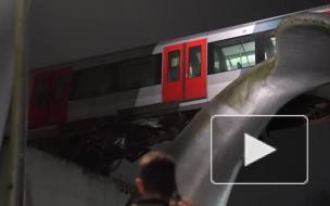 Видео: В Нидерландах скульптура кита спасла поезд метро от падения в воду 