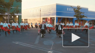 В интернете появилось видео клипа OK Go: он снят непрерывным планом, в кадре 2 тысячи человек с зонтиками, используются дроны