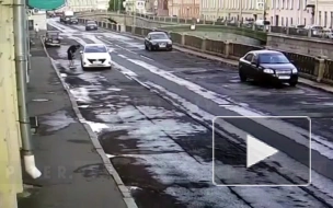 Кража  iPhone на набережной канала Грибоедова попала на видео