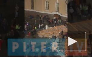 Видео: у арки Главного Штаба сорвало крышу