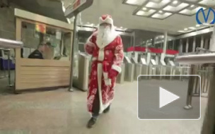 Метро Петербурга и Дед Мороз попросили не забывать вещи на станциях