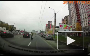 Видео с регистратора: "Ягуар" сбил пешехода на Кушелевской дороге 