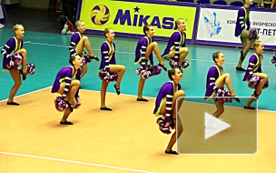 На открытом кубке по черлидингу петербуржцам показали тройные сальто и трехэтажные пирамиды