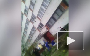 Жуткое видео из Петербурга: на Солдата Корзуна девушка рухнула с 8-го этажа