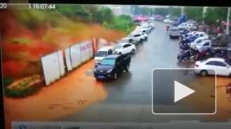 Видео из Китая: Мощный оползень смысл стоянку с автомобилями