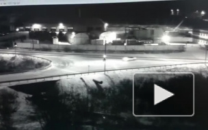 Видео: в Воркуте водителя занесло на дороге, машина улетела в кювет
