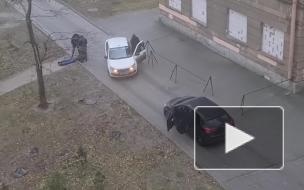 Задержание "закладчика" на проспекте Стачек попало на видео