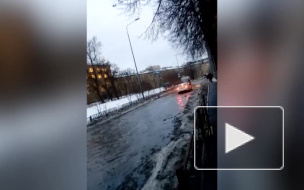 На набережной реки Смоленки разлилась мелководная река