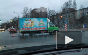В Калининском районе иномарка столкнулась с фургончиком молока. Образовалась пробка